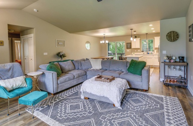 Charming Wasilla Getaway w/ Fireplace & Gas Grill!