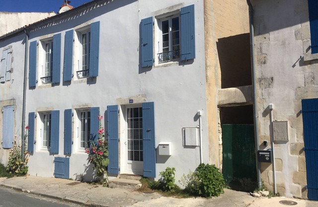 Chateau Doleron, Intra-muros, house with garden, 300m from beach and market