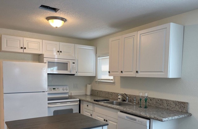Cheerful 2 bed minutes to Downtown St Pete & Tampa