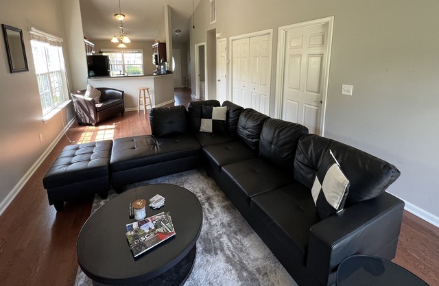 Cheerful 2-bedroom house with indoor fireplace, few miles way from lake Murry