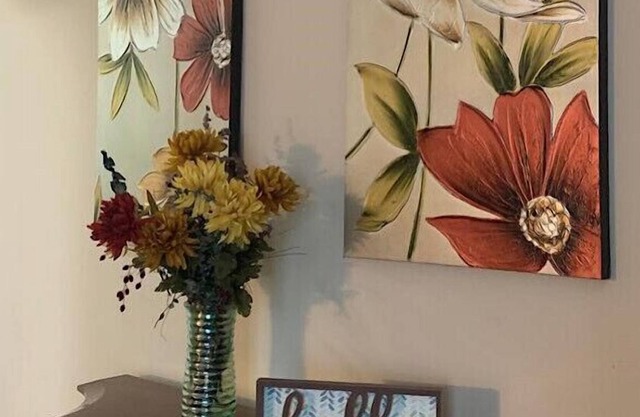 Cheerful 2-bedroom residential home with parking