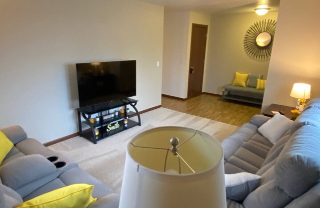 Cheerful 2BR near I41