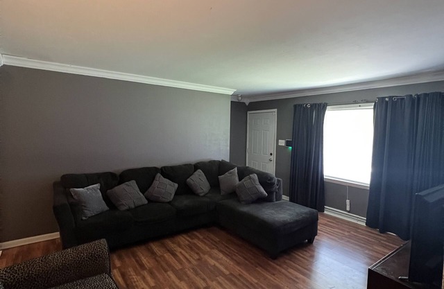 Cheerful 3-bed home with private backyard