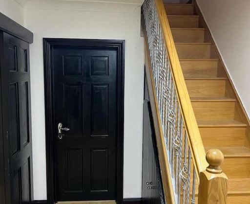 Cheerful 3 bed house with free parking.