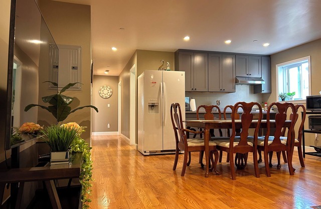 Cheerful 3BR 3BA w/ free parking easy access to San Francisco Airport/Downtown