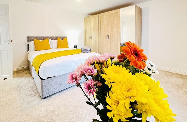 Cheerful 5 bedroomed home with great amenities.