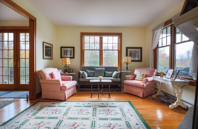 Cheerful and spacious lake-front vacation home