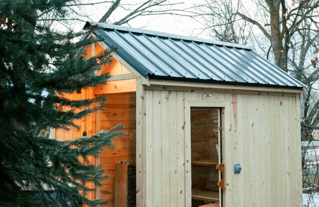 *NEW FINNISH SAUNA! Cheerful, Cozy Farmhouse Cottage and Apple Orchard