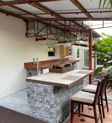 CHEERFUL PRIVATE ROOM 2 MILES AWAY FROM SUNNY ISLES BEACH