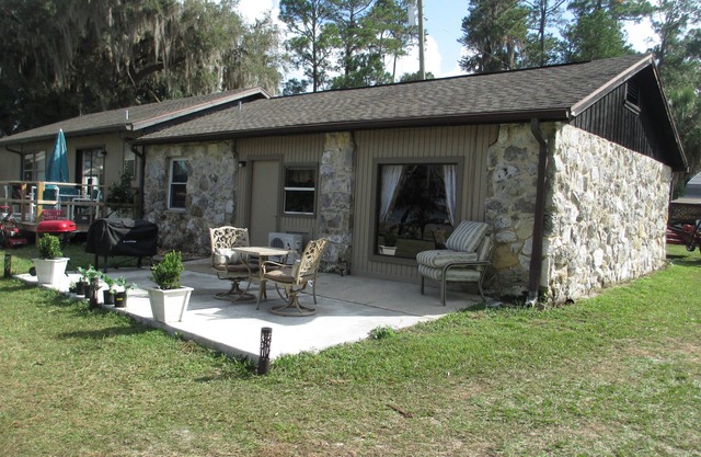 Cheerful water front stone cottage. With beach. on bike trail.