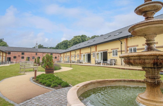 CHELTENHAM COTTAGE, pet friendly, with a garden in West Felton