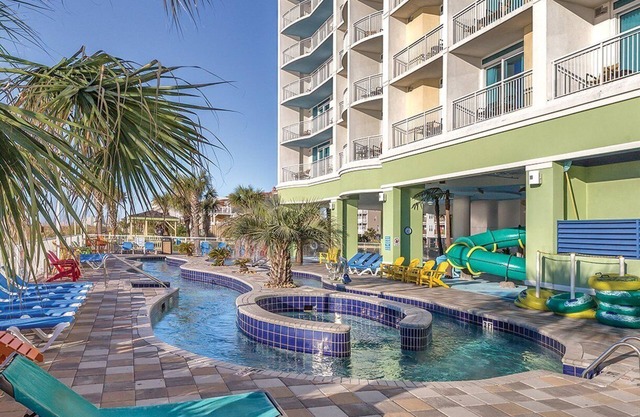 Frente a la playa a poca distancia de Daytona Lagoon y el paseo marítimo
