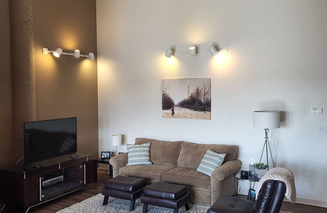 ¡Uno de los ÚNICOS 1 BR / 2BA, con un ENORME espacio habitable! Perfecto para parejas!