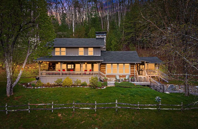 Chestnut House | Pet-Friendly Log Cabin w/ Views & Fireplaces + Biltmore Pass