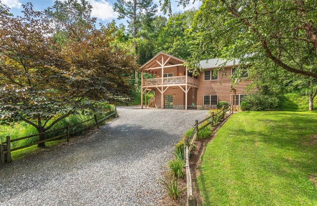 Chestnut Lodge, cerca de Asheville, Carolina del Norte, se encuentra en una zona boscosa tranquila de Weaverville.