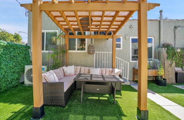 Chic 2-Bedroom Escape in Prime Los Angeles Location - HUD-VP