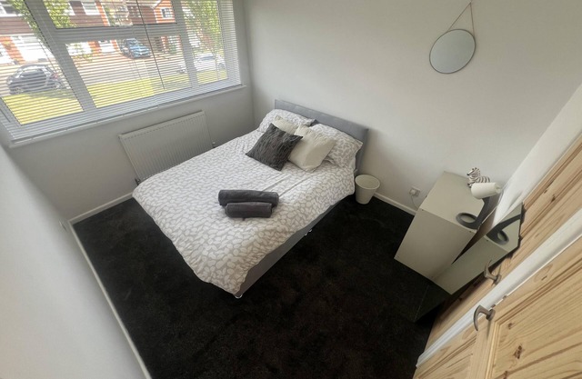3-Bed House - Sleeps 5 with free on street parking