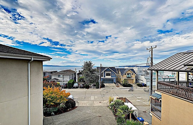 Chic Alki Point Retreat w/ 2 Bay-View Balconies - Walk to Beach and Eateries