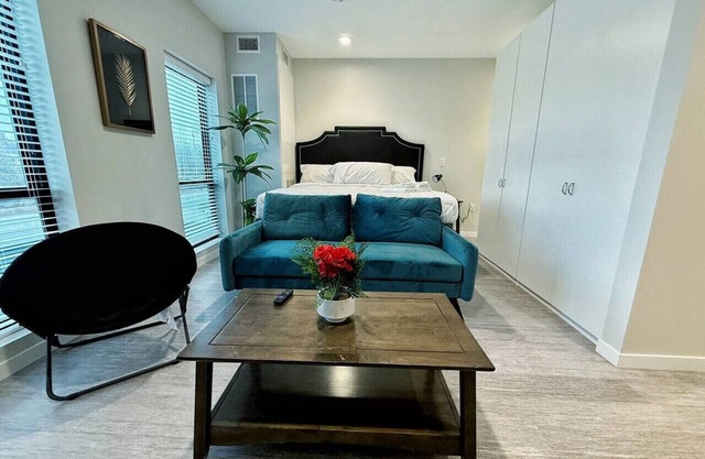 Chic and Spacious Retreat – A Modern Escape Awaits You!