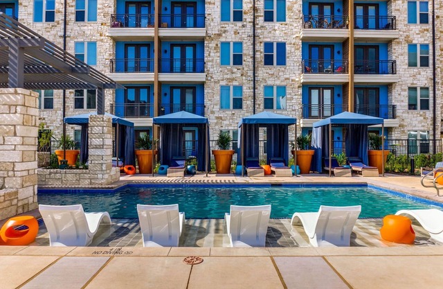 Chic apartment in awesome Addison with WiFi, fitness room, AC