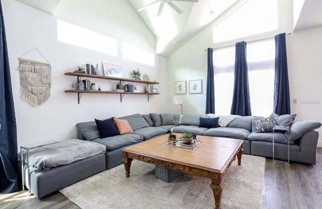 Moderno, espacioso, lujoso y cómodo - 3bd / 2ba Galindo Home