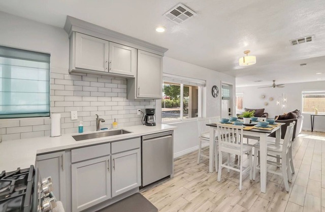 Chic Cozy Hideaway - Urban Phoenix Gem