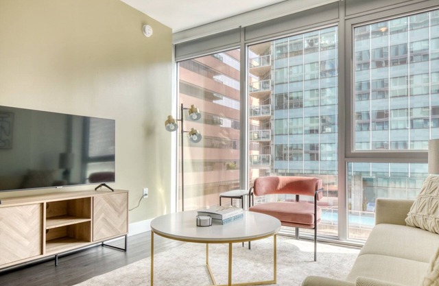 Chic Downtown 1BR w/ Pool & Gym, near Staples Center, by Blueground