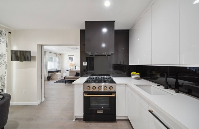 Chic Executive - Historic Floral Park Guest House 1 Bedroom Bungalow by Redawning