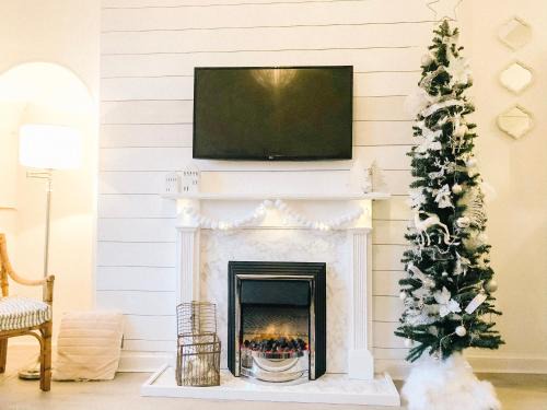 Chic flat close to Edinburgh, Airport, & Zoo