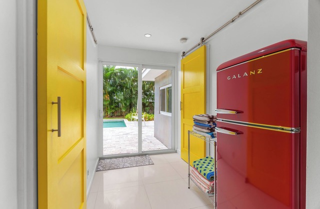 Fort Lauderdale renovado Wilton Manors a mediados de siglo moderno con piscina privada.
