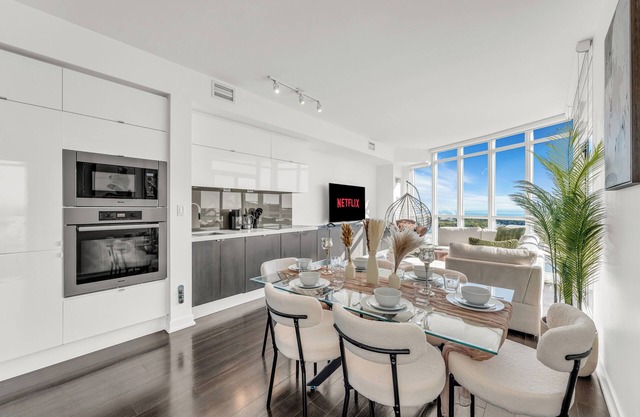 Chic hotel suite with AC in vibrant Toronto by CN Tower