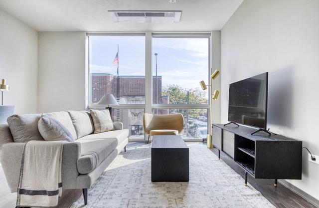 Chic Logan Square Studio w/ Roof Deck & Gym, 1 block to L, by Blueground