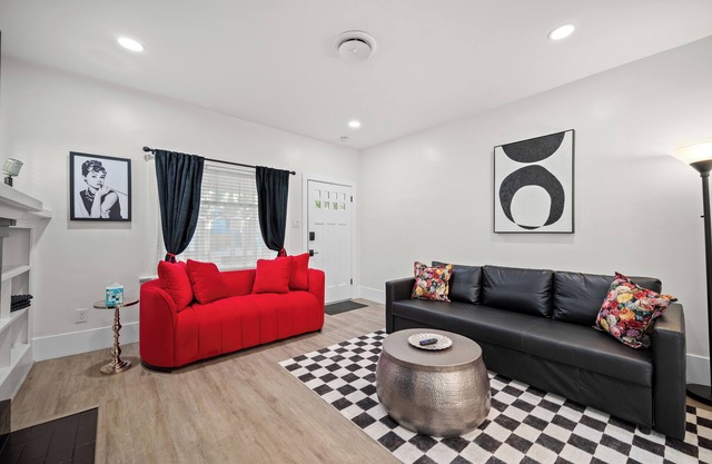 Chic Midtown Gem Near Capitol & McKinley Parks!