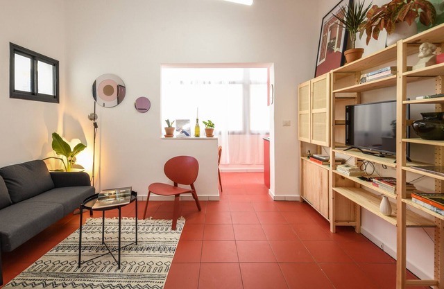 Chic Red Studio near Talpiot Market