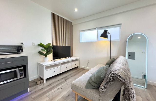 Chic studio with AC and WiFi in fabulous Los Angeles