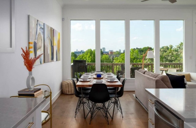 Chic Townhome Close to City & Dining