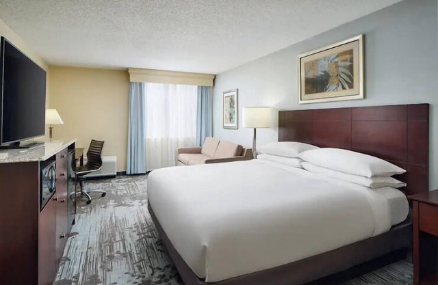 Chic Urban Getaway: Close to Battle Park! FREE Parking Onsite, Pool!