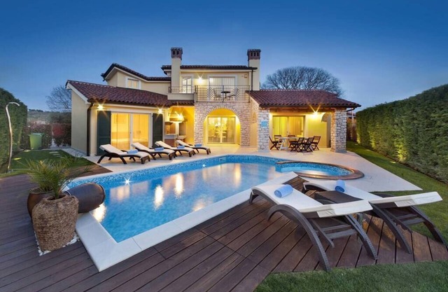 Chic villa with swimming pool in Labinci for 8 people