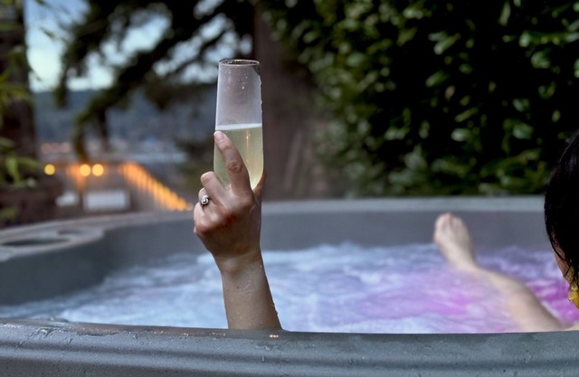 Chico Bay Inn: Luxury King Garden Suite with Beach Access, Kayaks, & Hot Tub