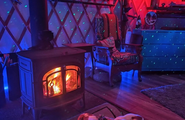 Chillaxation. Unwind with nature in this amazing yurt. Pet friendly!