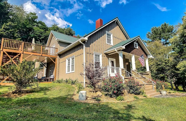 Stretch Out & Stay Awhile @Walnut Hill Estate- Comfy Beds, Cozy Living & More