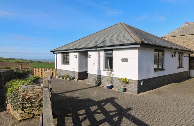 CHILOWAN, pet friendly, character holiday cottage in Tintagel
