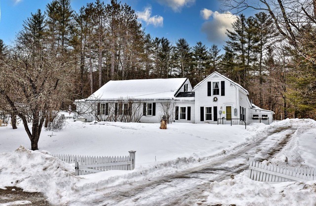 Chittenden Farmhouse: Historic 4BR/2BA, 20 Min to Killington, 7 Min to Mountaintop Resort