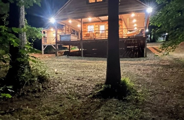Autumn Skies and Falling leaves on Lookout Mtn! hot tub,fire-pit;