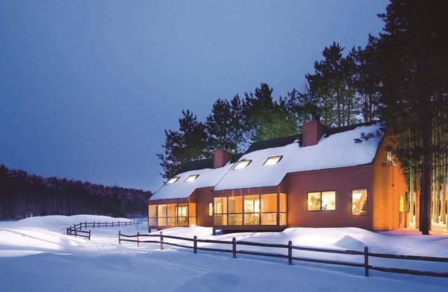 Christmas Mountain Village Resort completamente abastecido con 13 colinas de esquí, 27 hoyos de golf, canchas de tenis y más