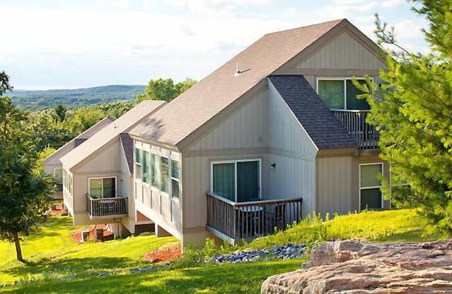 Christmas Mountain Village Resort completamente abastecido con 13 colinas de esquí, 27 hoyos de golf, canchas de tenis y más