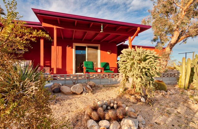 La cabaña de Chuck en una comunidad de Joshua Tree