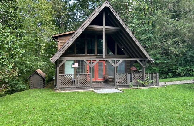 Cierra Falls Lodge-Creekside Retreat w/Views! Pet Friendly and Easy Access