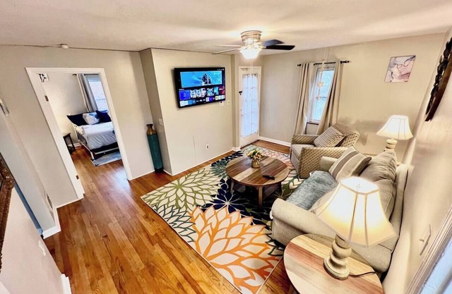 Comfy Cozy Safe 2nd Floor Aptmnt 13 Min to UC Med