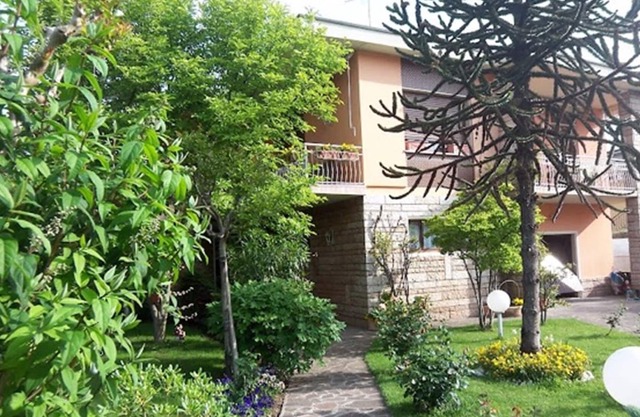 VILLA INDIVIDUAL CON JARDÍN Y APARCAMIENTO PRIVADO